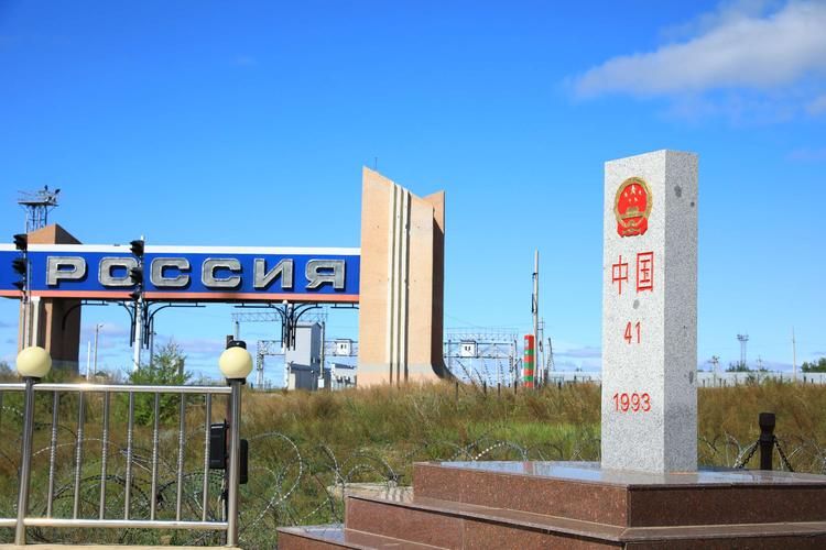 China-Russia border land ports still maintain the mode of &laquo;people stop goods pass&raquo;